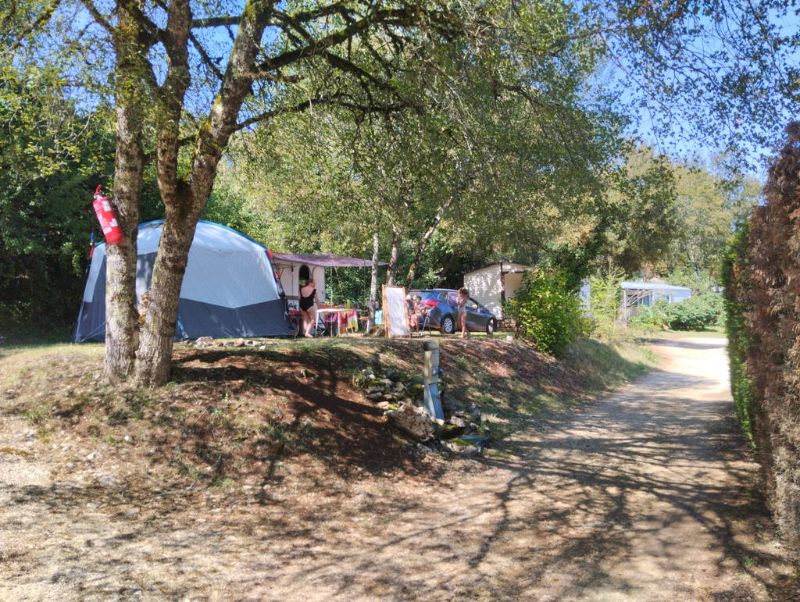 Campsite France Lot : Emplacement arboré camping Lot