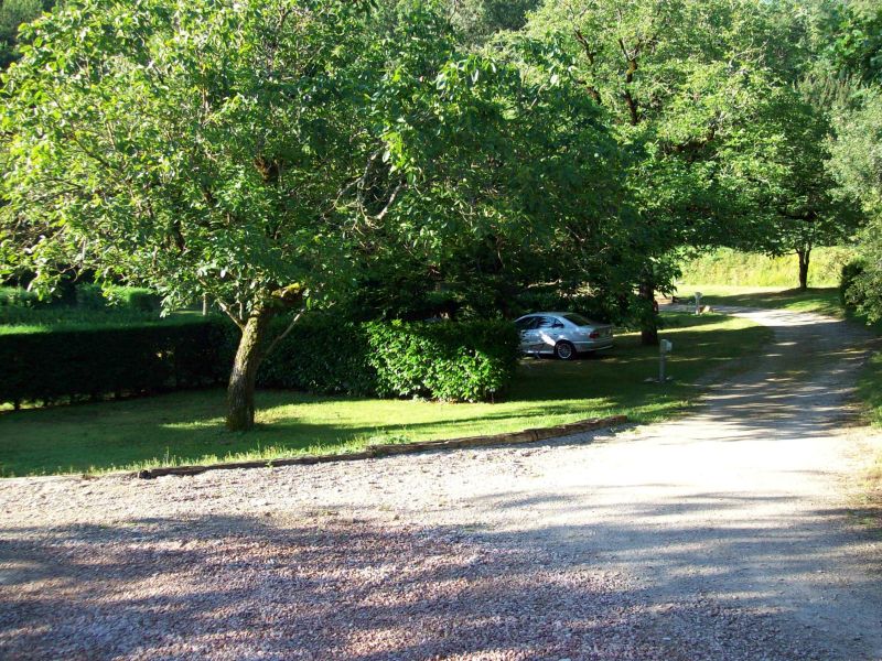 ᐃ LA GARRIGUE ***, emplacement camping Campsite France Lot : grands emplacements ombragés