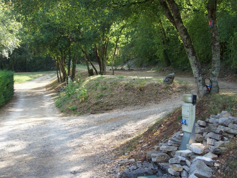 ᐃ LA GARRIGUE ***, emplacement tentes Campsite France Lot : Avec coffret électrique à chaque emplacement