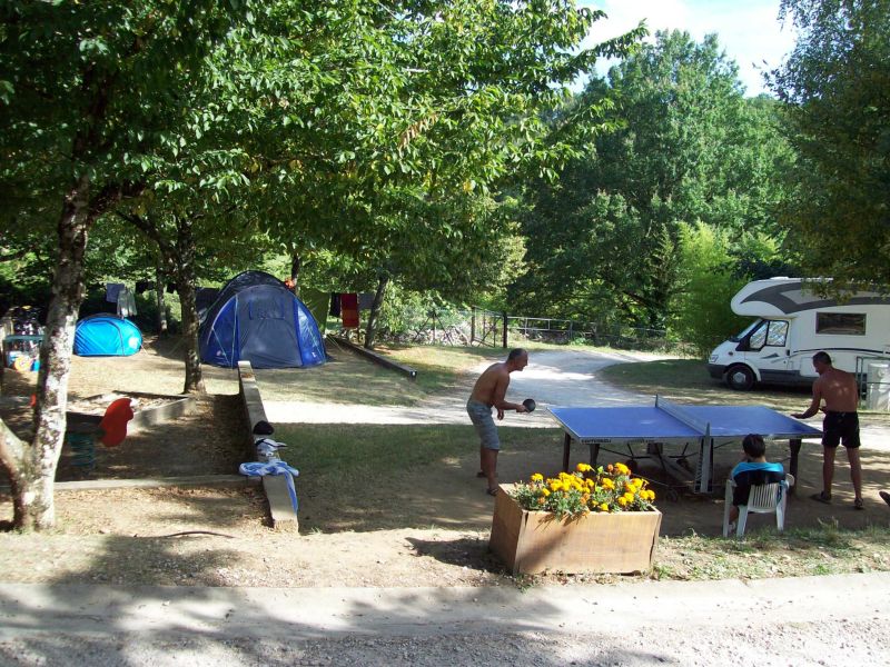 ᐃ LA GARRIGUE ***, table ping-pong Camping Lot : prêt de raquettes de ping pong