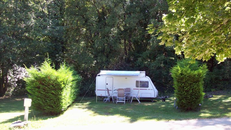 ᐃ LA GARRIGUE ***, Emplacement caravane Camping Lot : Réserver votre emplacement caravane en camping du Lot