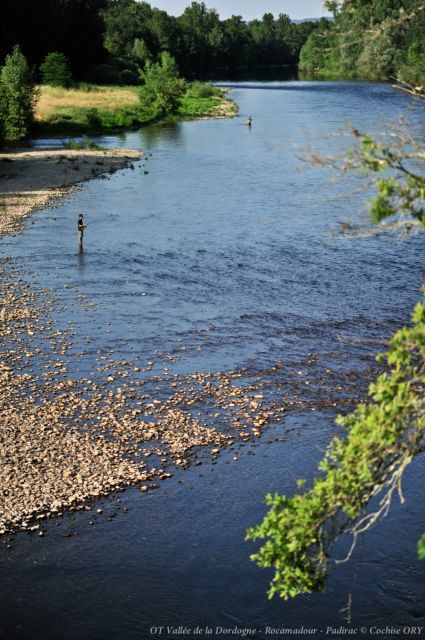 ᐃ LA GARRIGUE ***, pêcheur à la mouche sur la Dordogne Campsite France Lot : J-Philippe est un adepte...